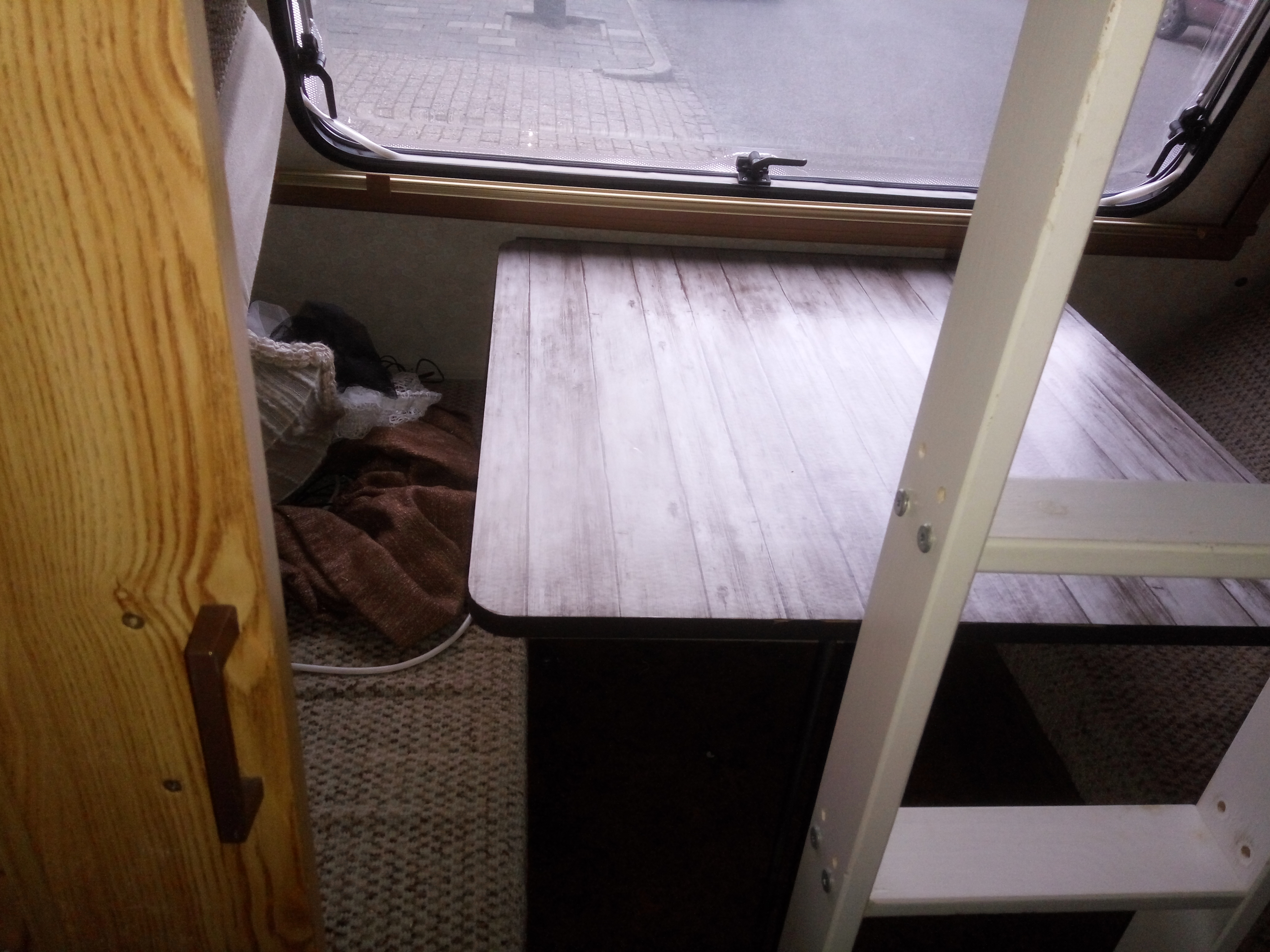 lattenbodem en beplakking tafel in de caravan 12 volt in huis