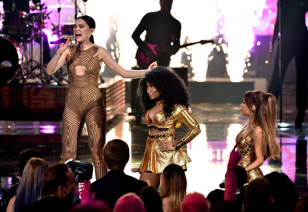 تصاویر از اجرای Bang Bang آریانا به همراه Jessie J و Nicki Minaj در AMAs 