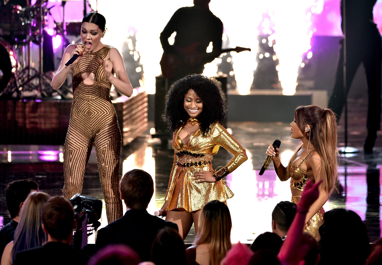 تصاویر از اجرای Bang Bang آریانا به همراه Jessie J و Nicki Minaj در AMAs 