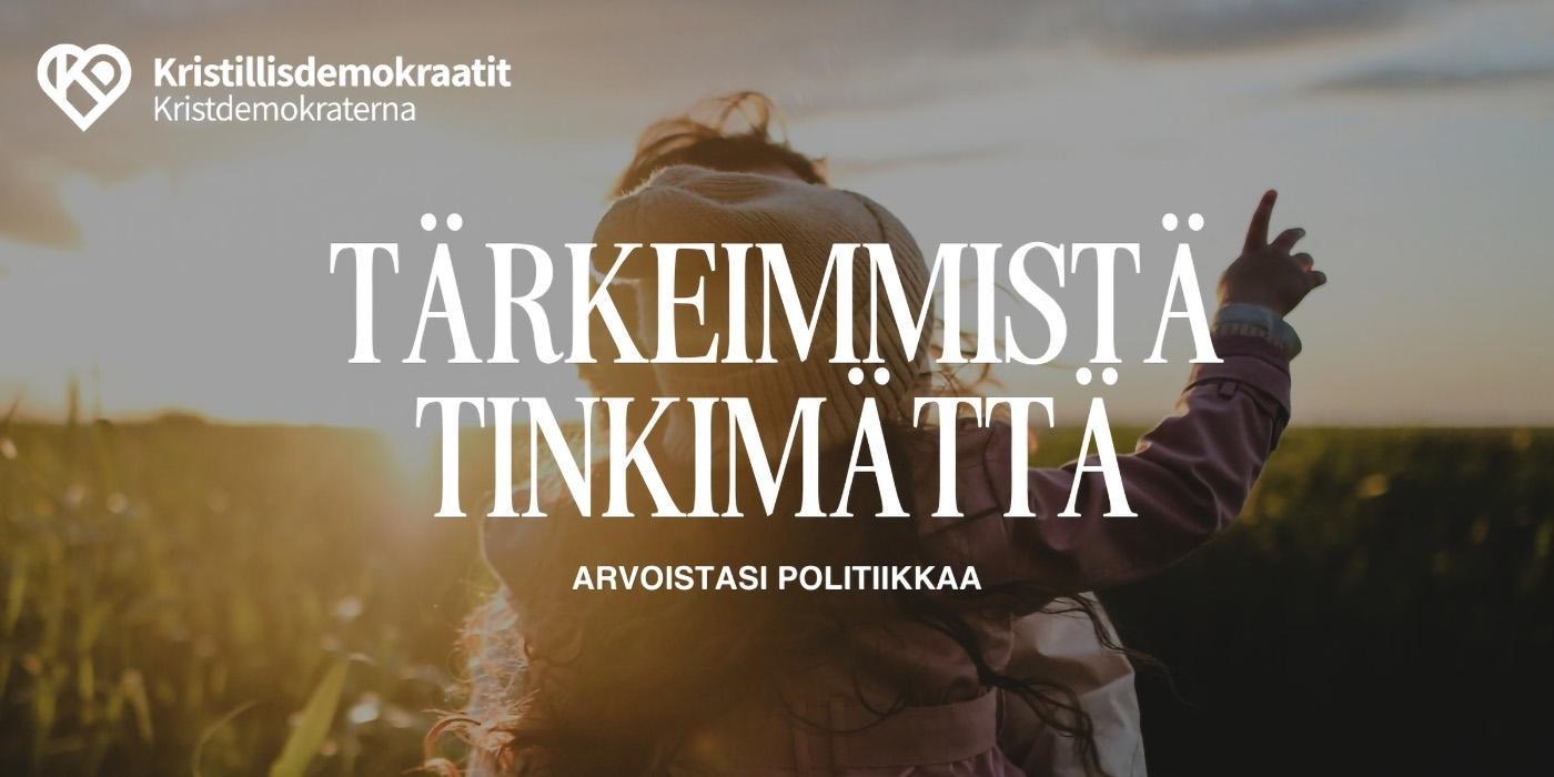 Kuvateksti: Tärkeimmistä tinkimättä, arvoistasi politiikkaa. Kuva: Lapsi aikuisen harteilla luonnon siimeksessä, taustalla nousee aurinko. Tuottanut: Kristillisdemokraatit, Kristdemokraterna