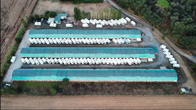 Binnen-stalling — caravans in de overdekte hal