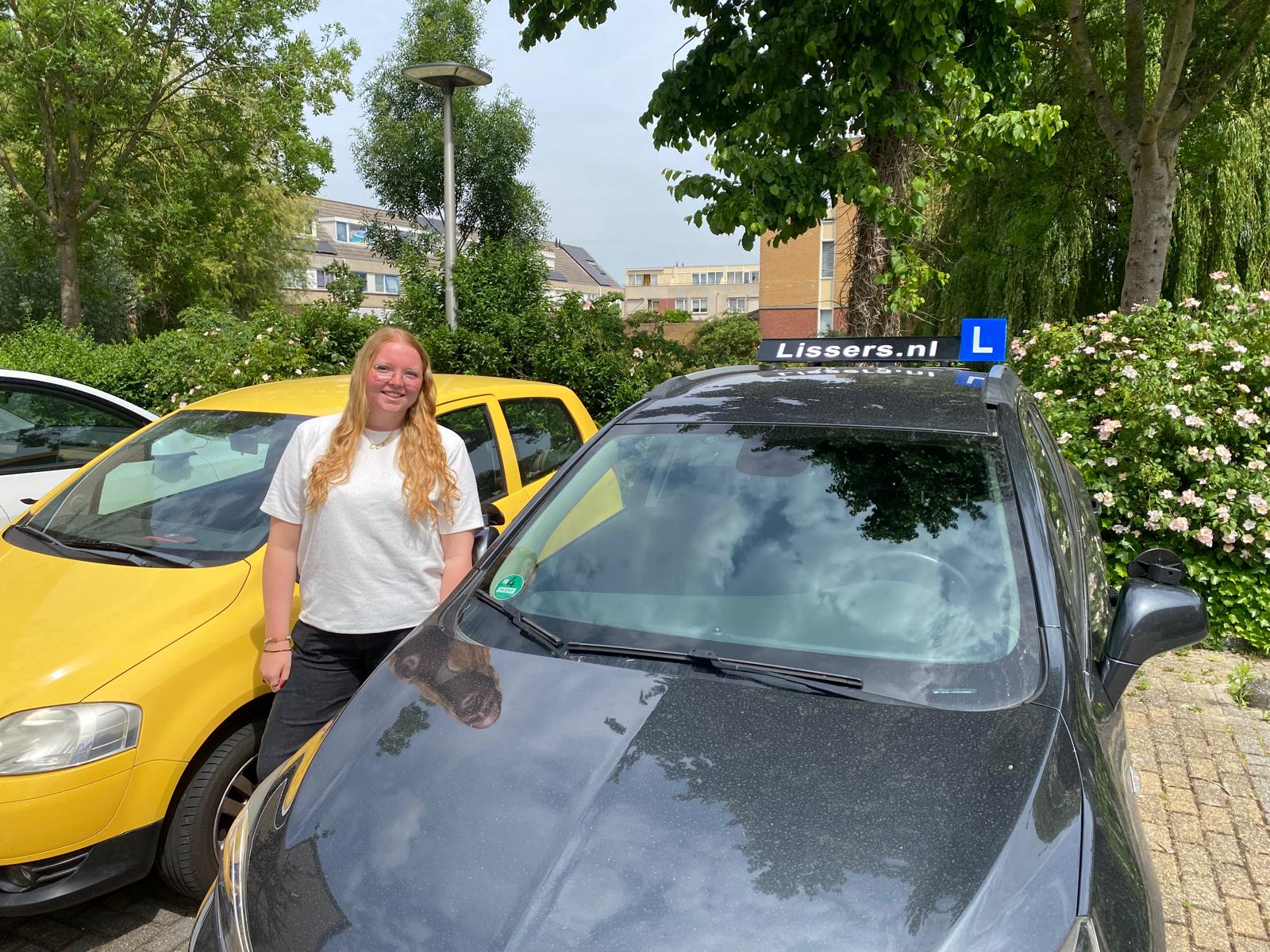 Maud Koot na het behalen van haar rijbewijs