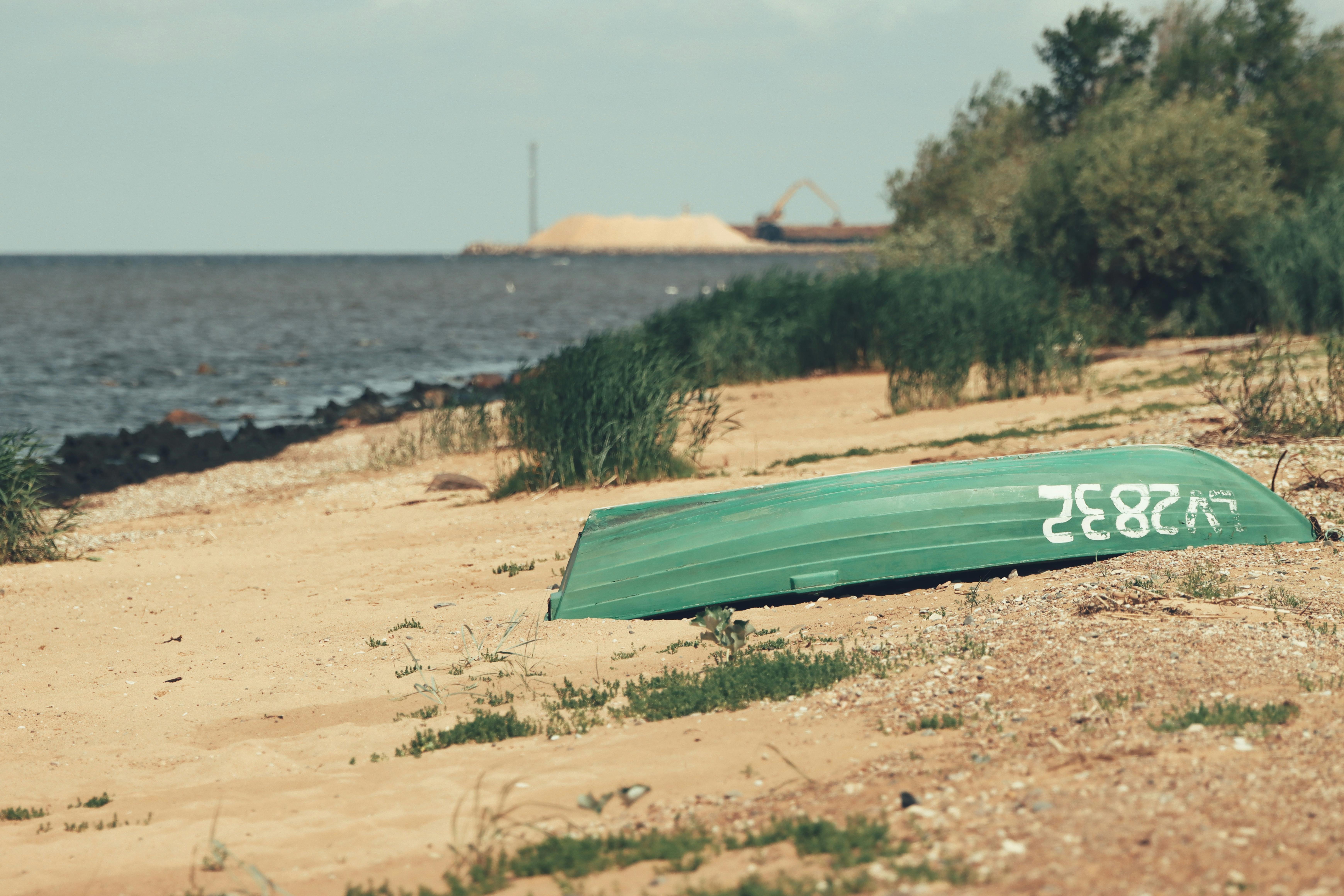 Heitere Ostseelandschaft Mit Umgedrehtem Boot